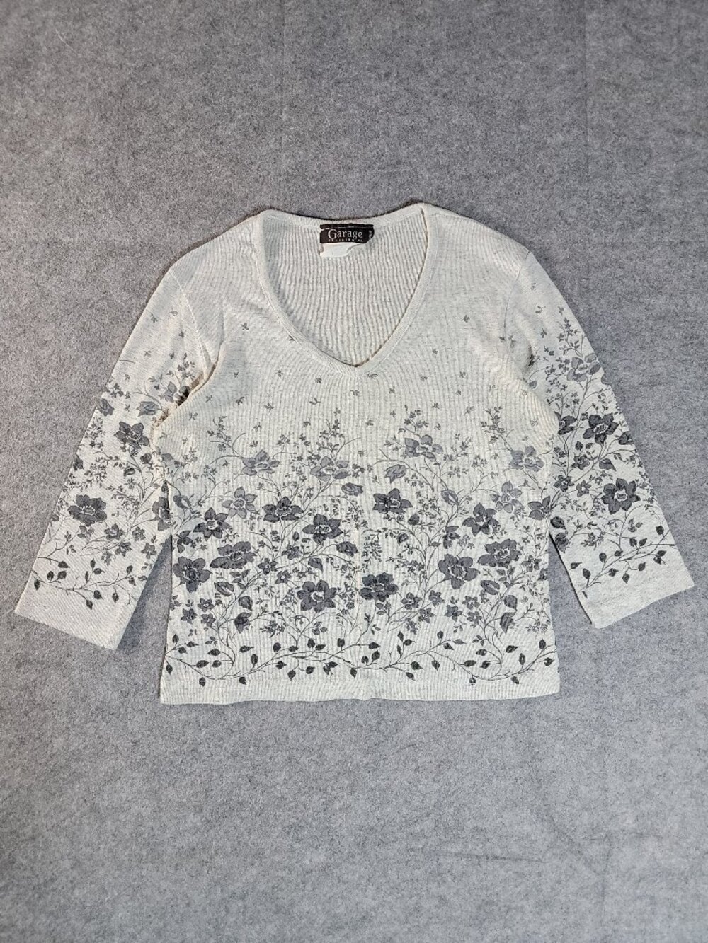 Vintage Garage Made In Canada Y2K Floral 3/4 Sleeve V-Neck Top Grey Womens M